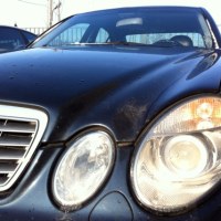 Porzucony na ulicy Warszawy mercedes został wylicytowany