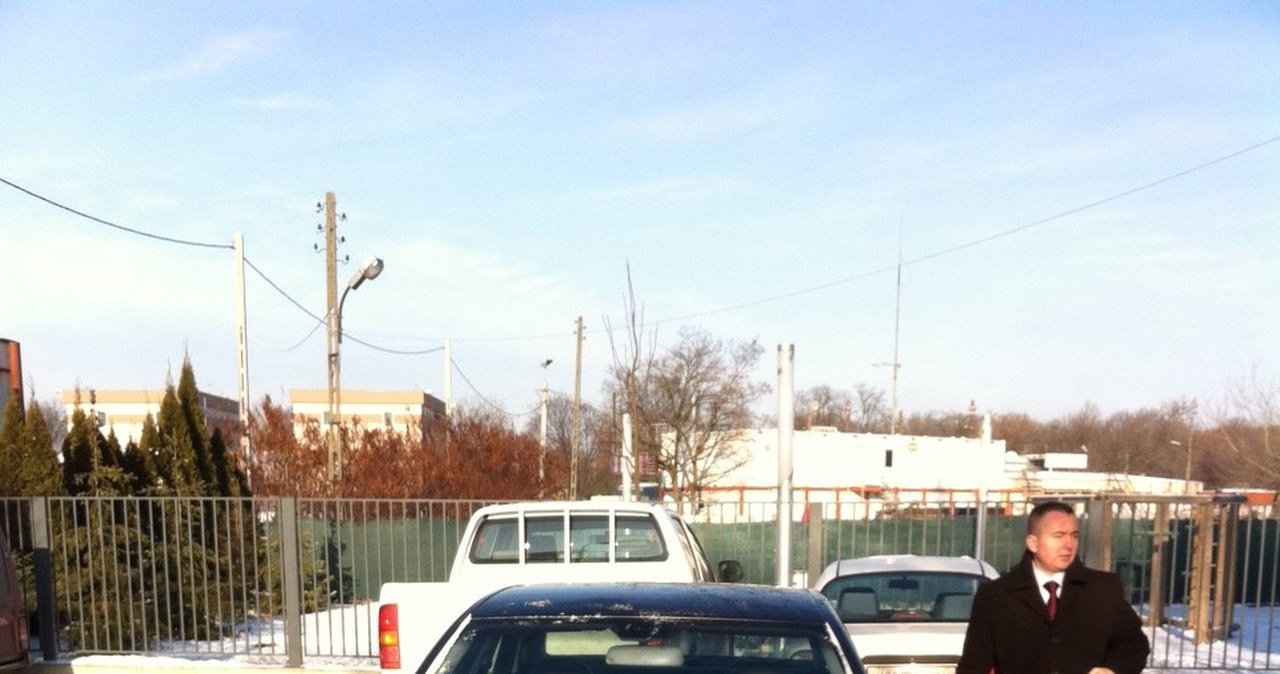 Porzucony w Warszawie mercedes został zlicytowany