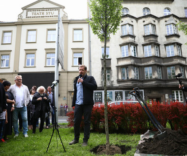 ​Posadzeniem drzewa upamiętniono aktora Dariusza Gnatowskiego