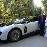 Posadzili papieża w elektrycznym Ferrari. Chwilę później stracili miliardy