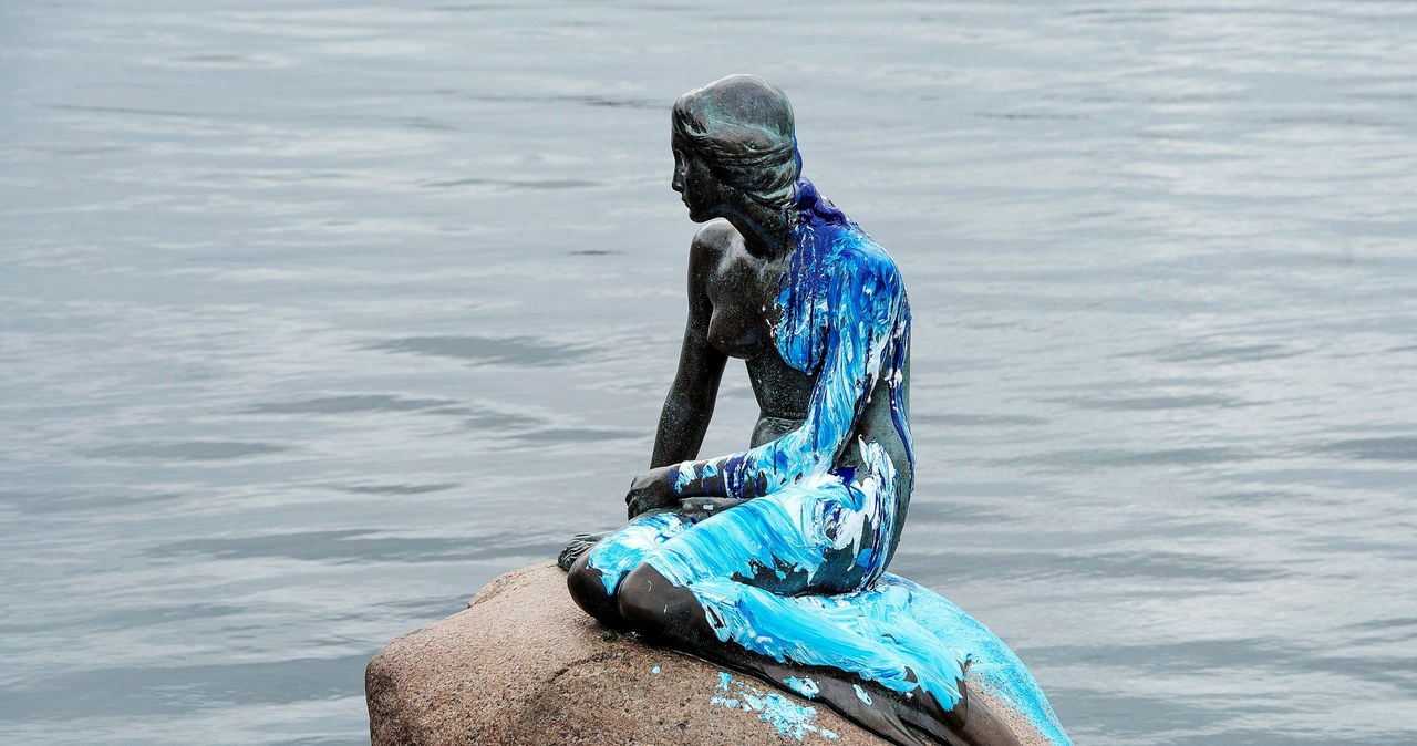 Posąg "Małej Syrenki" w Kopenhadze oblany niebieską farbą