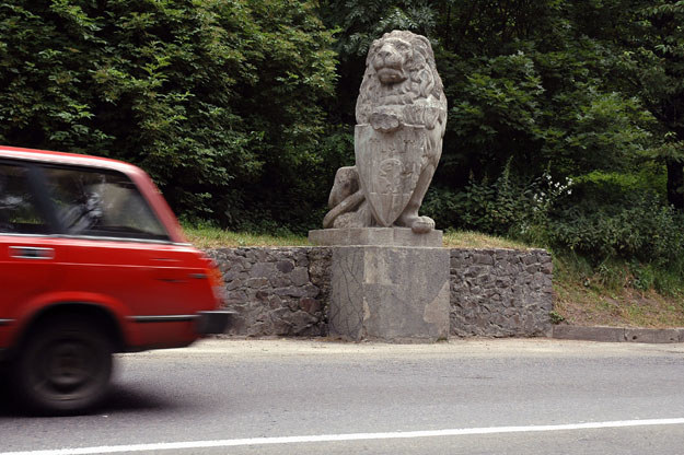 Posąg lwa pochodzący z bramy Cmentarza Orląt na lwowskim Łyczakowie, odnaleziony na trasie wylotowej ze Lwowa na Winniki /Maciej Biernacki /Agencja FORUM