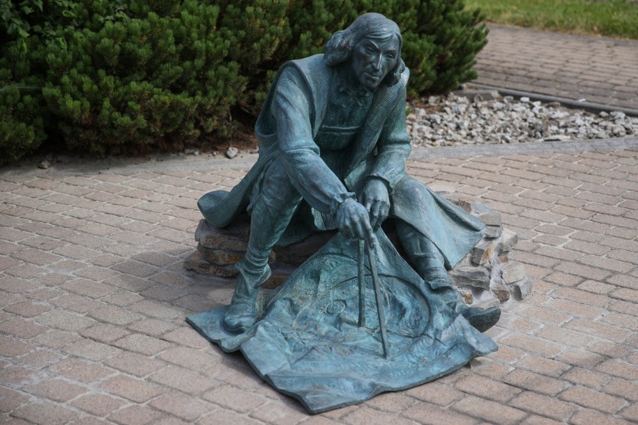 Posąg młodego Mikołaja Kopernika na kampusie UJ /	Łukasz Gągulski /PAP