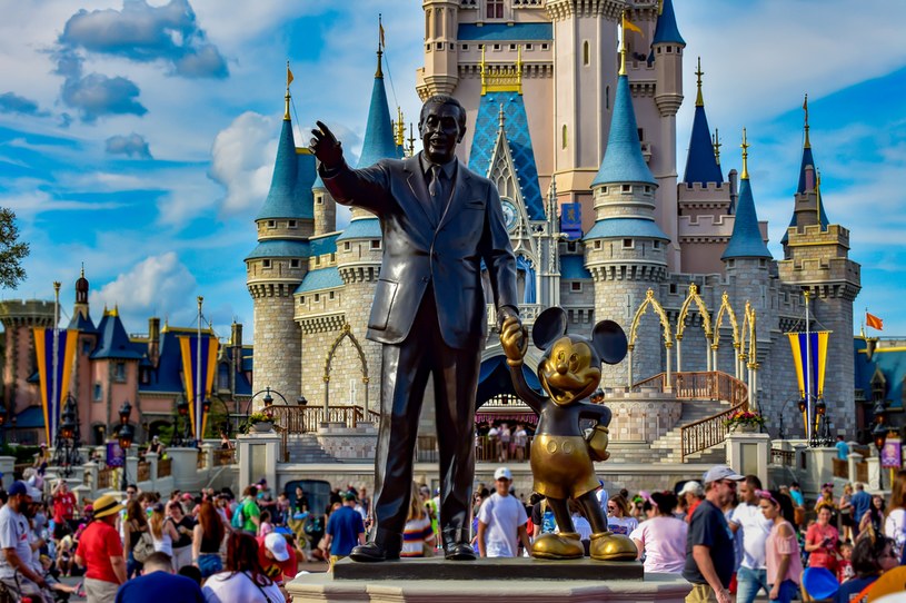 Posąg Walta Disneya i Myszki Miki na terenie Disneylandu /123RF/PICSEL