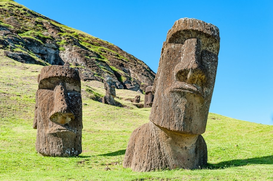 Posągi Moai z Wyspy Wielkanocnej naprawdę „chodziły”? Naukowcy rozwiewają tajemnice Rapa Nui /Shutterstock