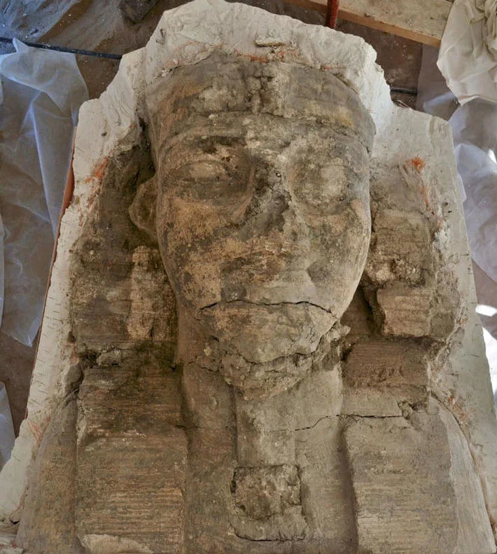 Posągi nie zachowały się w całości, ale pozwoliły zidentyfikować tożsamość faraona /Egyptian Ministry of Tourism & Antiquities /materiały prasowe
