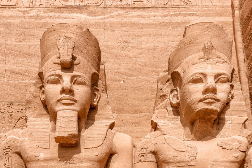 Posągi przed świątynią Abu Simbel przestawiające Ramzesa II i jego żonę Nefertari /123RF/PICSEL