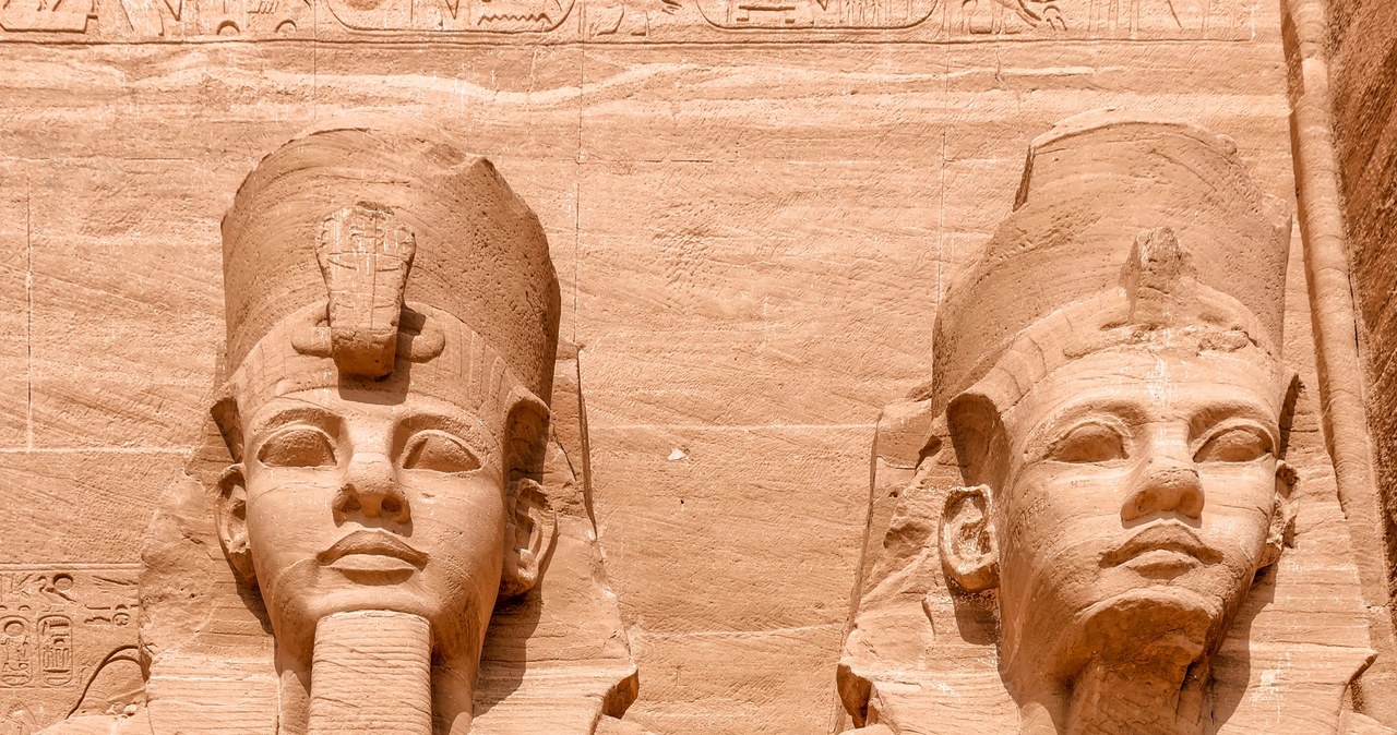 Posągi przed świątynią Abu Simbel przestawiające Ramzesa II i jego żonę Nefertari /123RF/PICSEL