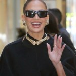 Posągowa Jennifer Lopez podbija Nowy Jork. Fason sukienki już jest hitem