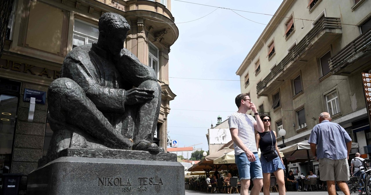 Posągu wynalazcy i inżyniera Nikoli Tesli w centrum Zagrzebia /AFP