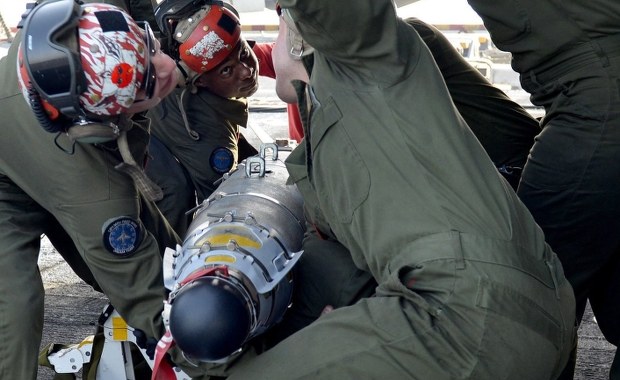 Pościg na Morzu Śródziemnym za statkami z bronią dla ISIS. Służby chcą je zatopić