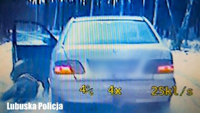 Pościg policji za 20-latkiem. Uciekinier wyskoczył z jadącego auta