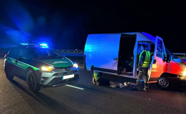 Pościg straży granicznej za busem z migrantami: Trwają poszukiwania kierowcy