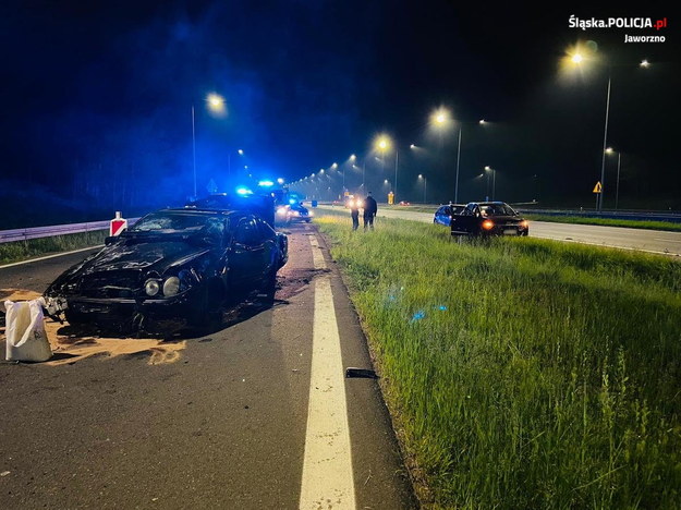 Pościg zakończył się dachowaniem samochodu /Śląska policja /Policja