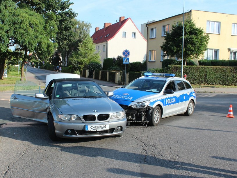 Pościg zakończył się, gdy BMW dostało mocne uderzenie w bok /Policja