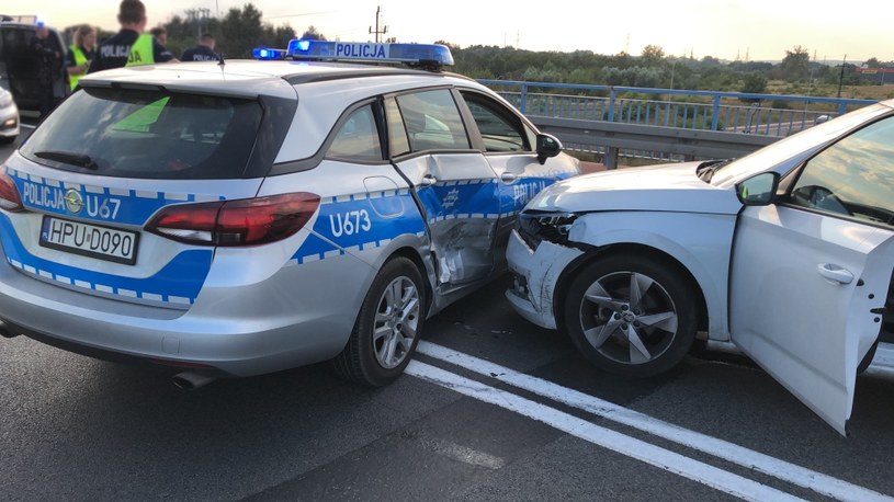 Pościg zakończył się, gdy kierowca kradzionego auta nie wyhamował i uderzył w radiowóz /Policja