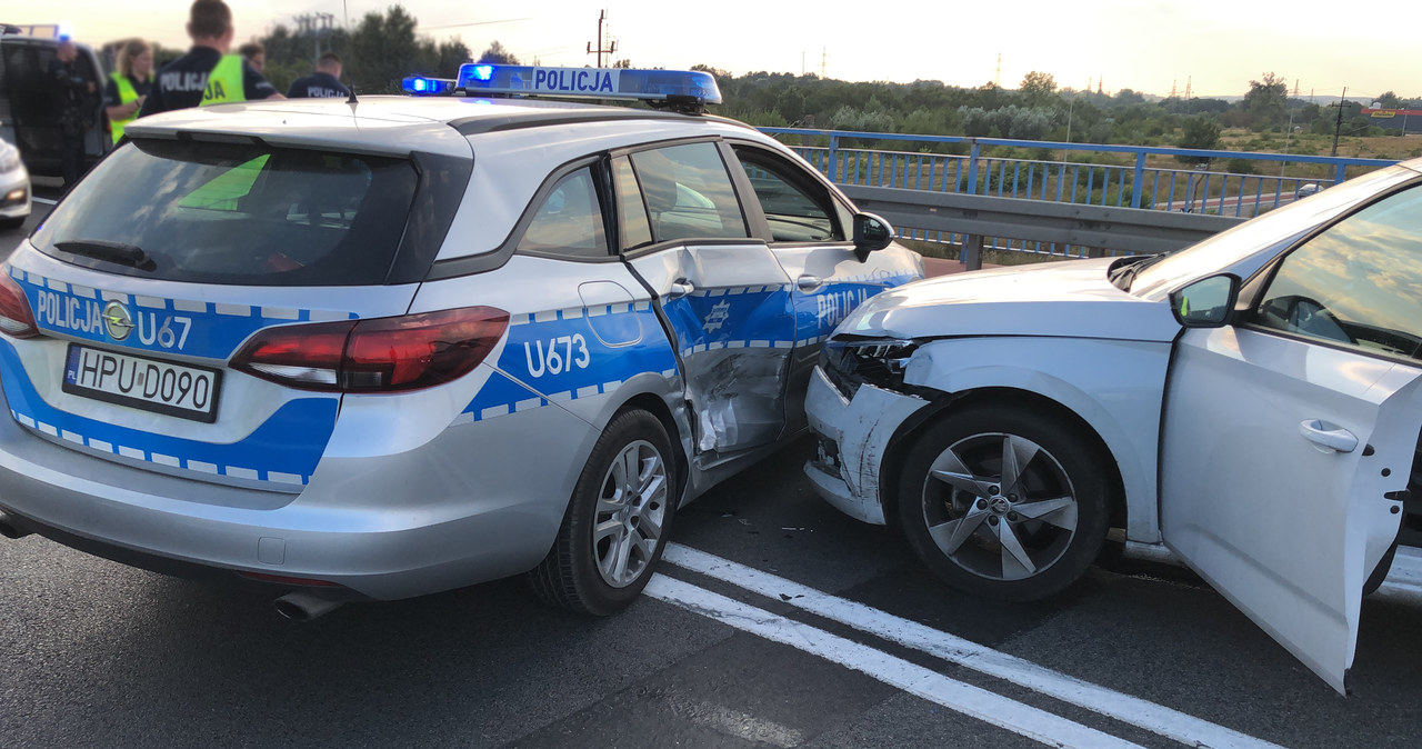 Pościg zakończył się, gdy kierowca kradzionego auta nie wyhamował i uderzył w radiowóz /Policja