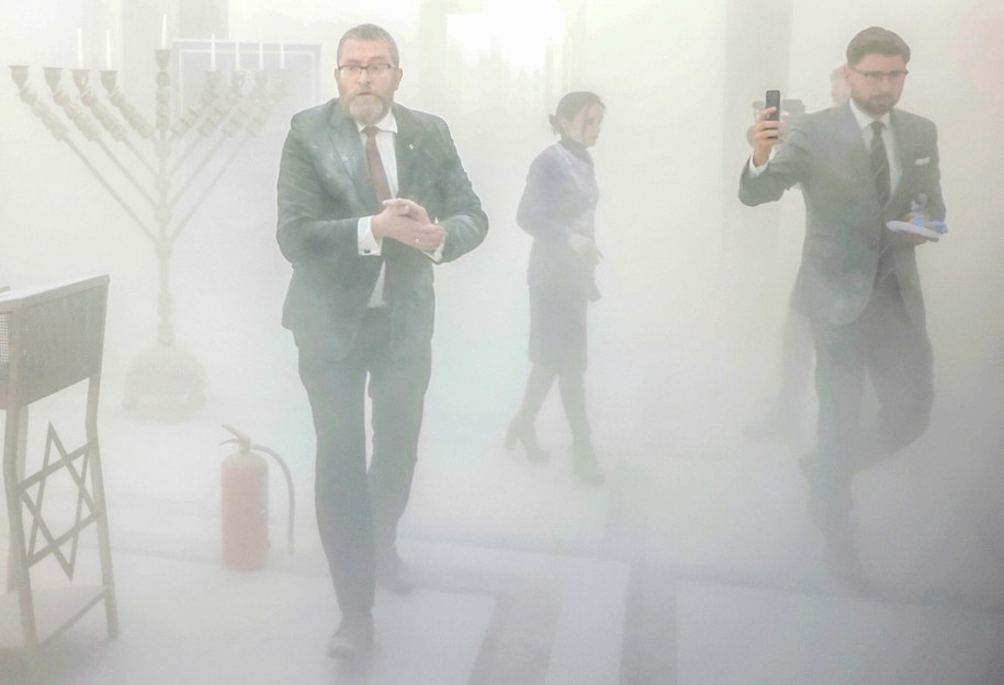 Poseł Grzegorz Braun zgasił gaśnicą świece chanukowe. /Piotr Molecki /East News