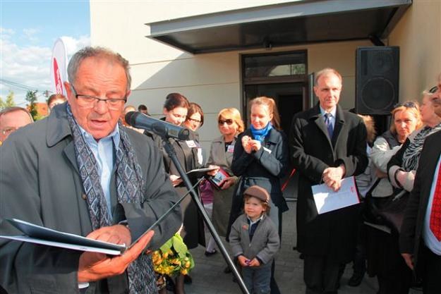 Poseł Jerzy Fedorowicz i senator Bogusław Klich na otwarciu rodzinnego domu w Pychowicach, 17 maja /INTERIA.PL