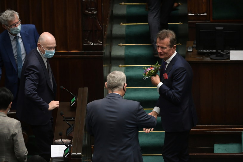 Poseł KO Zbigniew Ajchler (P) i poseł PiS Waldemar Andzel (2L) na sali obrad Sejmu w Warszawie /PAP/Marcin Obara /PAP