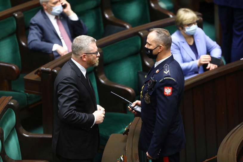 Poseł Konfederacji Grzegorz Braun (C-L) na sali plenarnej Sejmu w Warszawie /Rafał Guz /PAP