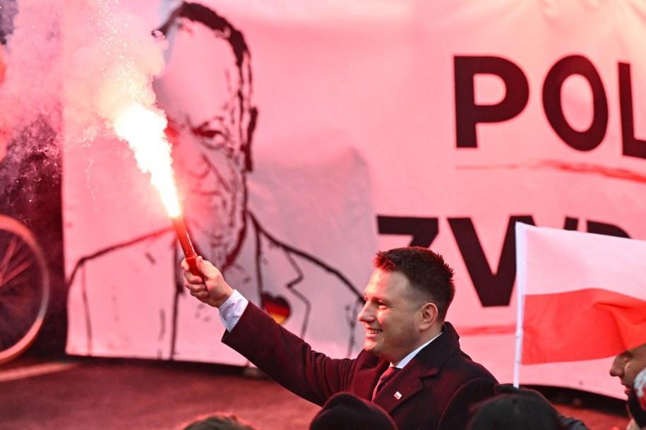 Poseł Konfederacji Sławomir Mentzen z racą przed rozpoczęciem Marszu Niepodległości /Radek Pietruszka /PAP