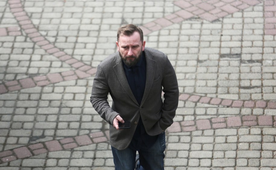 Poseł Kukiz'15 Piotr Liroy-Marzec przed Sejmem /Leszek Szymański /PAP