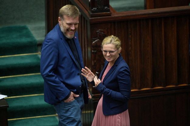 Poseł Lewicy Adrian Zandberg (L) oraz posłanka KO Barbara Nowacka (P) na sali obrad w pierwszym dniu 17. posiedzenia Sejmu / 	Marcin Obara  /PAP