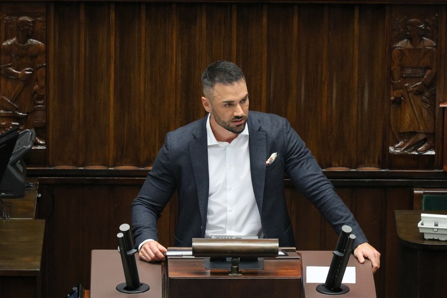 Poseł Lewicy Łukasz Litewka na sali obrad Sejmu. /Paweł Supernak  /PAP