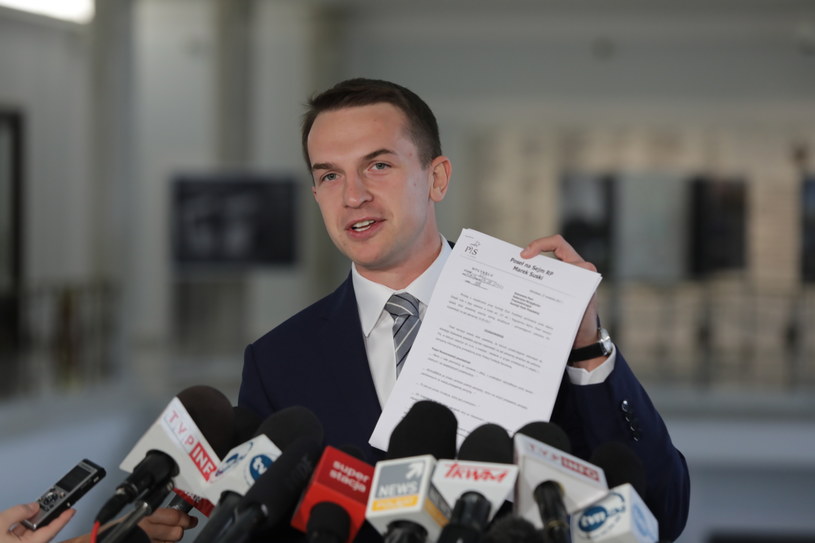 Poseł Nowoczesnej Adam Szłapka podczas konferencji prasowej /Tomasz Gzell /PAP