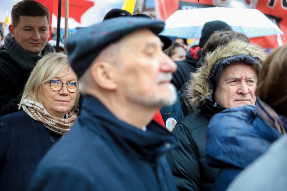 Poseł PiS Antoni Macierewicz (3L), wicepremier Piotr Gliński (P) i prezes Trybunału Konstytucyjnego Julia Przyłębska (L) uczestniczą w Narodowym Marszu Papieskim / 	Rafał Guz    /PAP