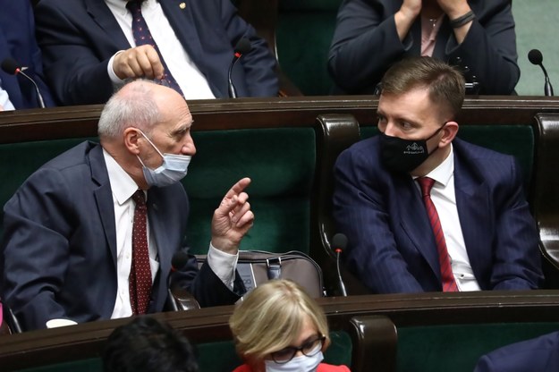 Poseł PiS Antoni Macierewicz i minister Łukasz Schreiber na sali plenarnej Sejmu /Tomasz Gzell /PAP