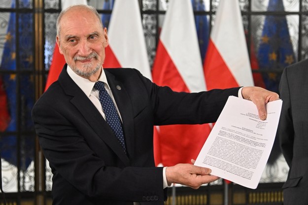 Poseł PiS Antoni Macierewicz na konferencji prasowej w Sejmie. /Radek Pietruszka /PAP