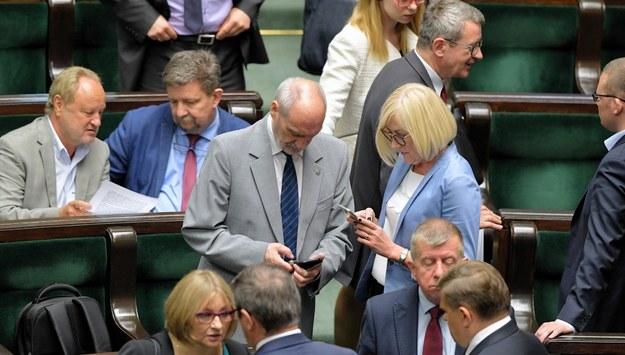 Poseł PiS Antoni Macierewicz oraz rzecznik rządu Joanna Kopcińska podczas posiedzenia Sejmu / 	Marcin Obara  /PAP