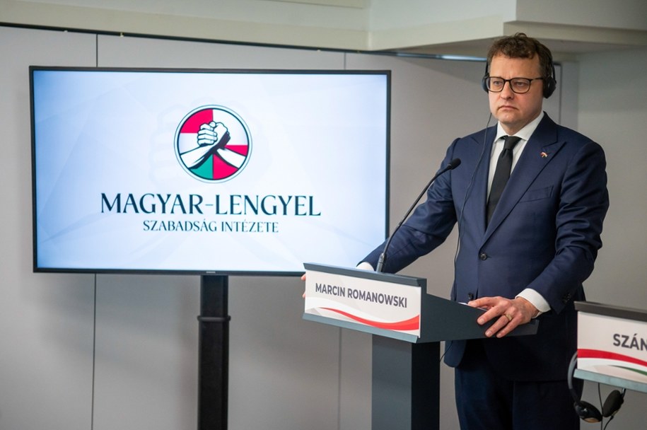 Poseł PiS, były wiceminister sprawiedliwości Marcin Romanowski podczas konferencji prasowej w Budapeszcie. 25.04.2025 r. /MTI/Zoltan Balogh /PAP