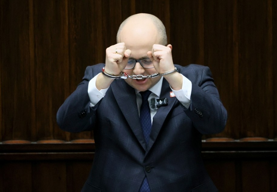 Poseł PiS Dariusz Matecki w trakcie przemówienia w Sejmie, na którym poinformował, że zrzeka się immunitetu /Wojciech Olkusnik  /East News