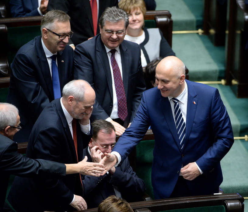 Poseł PiS Joachim Brudziński (P) przyjmuje gratulacje od partyjnych kolegów po tym, jak wybrany został na wicemarszałka Sejmu podczas inauguracyjnego posiedzenia Sejmu VIII kadencji /Jacek Turczyk /PAP