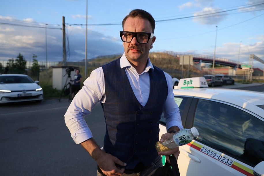 Poseł PiS Łukasz Mejza przed hotelem Groman w Sękocinie Starym /Paweł Supernak /PAP