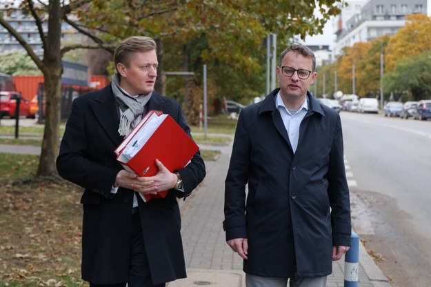 Poseł PiS Marcin Romanowski (P) oraz jego pełnomocnik mec. Bartosz Lewandowski (L) przed rozpoczęciem briefingu przed siedzibą Prokuratury Krajowej w Warszawie. 15.10.2024 r. /Paweł Supernak /PAP