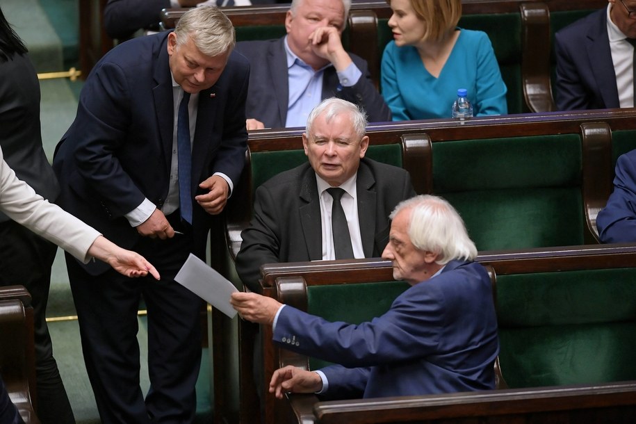 Poseł PiS Marek Suski, wnioskodawca projektu nowelizacji określanego jako "lex TVN", prezes PiS Jarosław Kaczyński i wicemarszałek Sejmu Ryszard Terlecki w Sejmie / 	Marcin Obara  /PAP