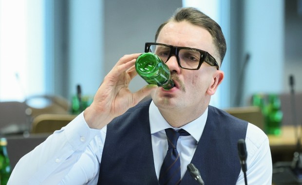 Poseł PiS pędził autem 200 km/h. Odmówił przyjęcia mandatu