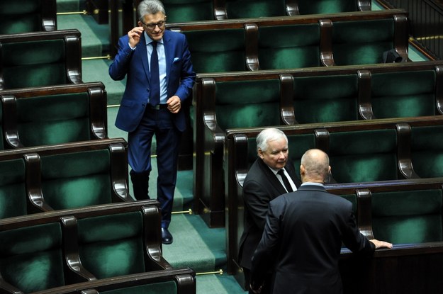 Poseł PiS Stanisław Piotrowicz i prezes Prawa i Sprawiedliwości Jarosław Kaczyński na sali obrad Sejmu /Marcin Obara /PAP