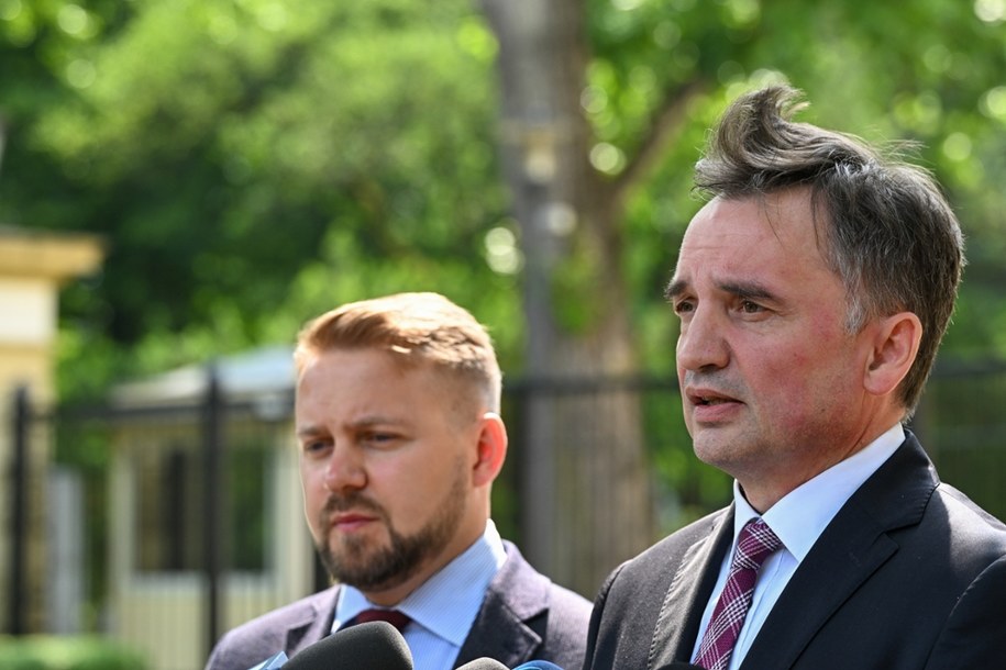 Poseł PiS Zbigniew Ziobro oraz europoseł PiS Jacek Ozdoba na konferencji prasowej przed Kancelarią Prezesa Rady Ministrów w Warszawie. /Radosław Pietruszka /PAP
