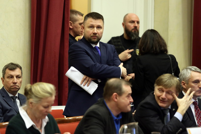 Poseł PO Marcin Kierwiński (C) podczas nadzwyczajnego posiedzenia Rady m.st. Warszawy /Tomasz Gzell /PAP