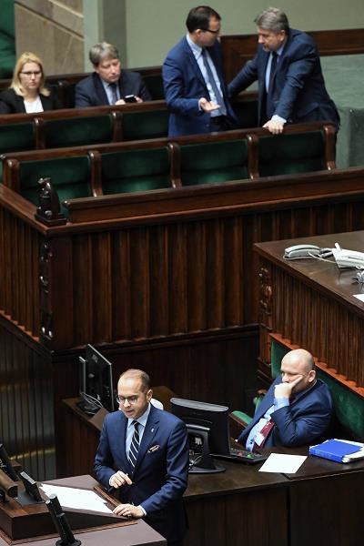 Poseł PO Michał Szczerba podczas debaty nad obywatelskim projektem ustawy "Emerytura bez podatku" /PAP