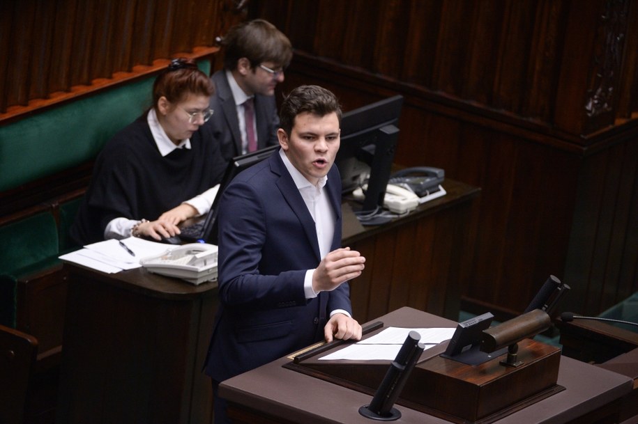 Poseł Polski 2050 Adam Gomoła przemawia na sali obrad Sejmu /Marcin Obara /PAP