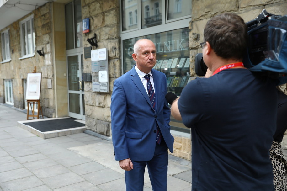 Poseł Sławomir Neumann rozmawia z dziennikarzami po posiedzeniu Zarządu Krajowego Platformy Obywatelskiej /Rafał Guz /PAP