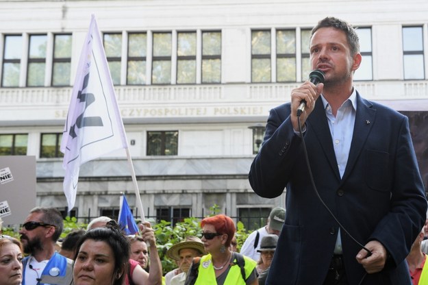 Poseł Trzaskowski podczas protestu przed Senatem /Radek Pietruszka /PAP