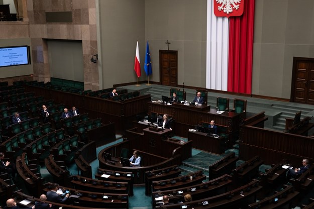 Poselska większość w Sejmie zapowiada odcięcie od pieniędzy instytucji, których nie uznaje, takich jak Trybunał Konstytucyjny, KRSrajowa Rada Sądownictwa czy Sąd Najwyższy. /Shutterstock