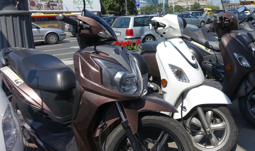 Posiadacz prawa jazdy kategorii B. może zasiąść również za kierownicą motocykli napędzanych silnikami o pojemności do 125 cm3. W tej kategorii znajdują się również skutery. /Wojtek Laski /East News